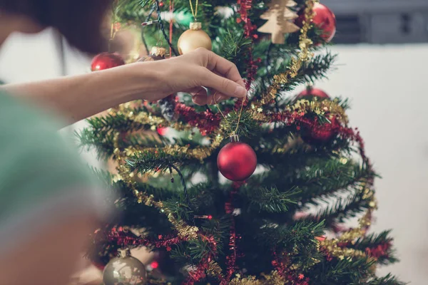 Retro Bild Einer Frau Die Leuchtend Rote Christbaumkugeln Den Weihnachtsbaum — Stockfoto