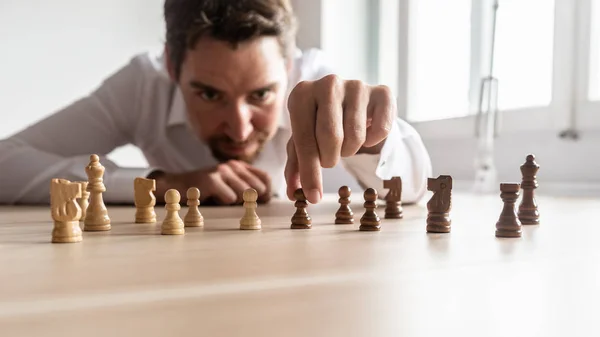 Uomo Affari Che Crea Una Strategia Aziendale Organizzando Pezzi Scacchi — Foto Stock