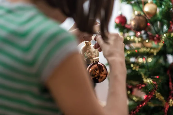 Blick Von Hinten Auf Eine Frau Die Christbaumkugeln Hält Sie — Stockfoto