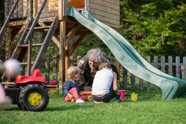 Kakek Bermain Dengan Cucu Cucunya Luar Taman Bermain Samping Slide — Stok Foto