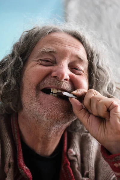 Happy Senior Man Missing Teeth Smiling Bites Piece Chocolate — Stock Photo, Image