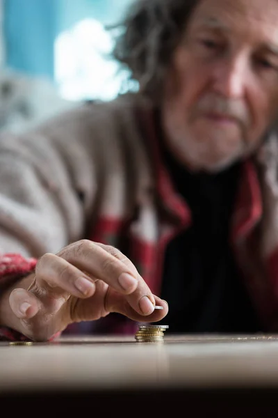 Senior Hemlösa Mannen Stapling Och Räkna Mynt Skrivbord Konceptuell Bild — Stockfoto