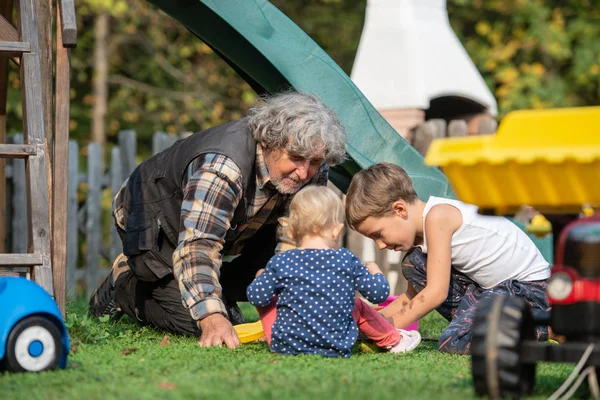 Nonno Che Gioca Con Nipote Nipote Fuori Cortile Seduto Sull — Foto Stock