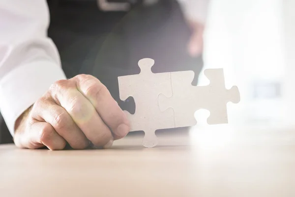 Zakenman Houden Twee Trad Overeenkomende Puzzelstukken Leunend Zijn Bureau Met — Stockfoto