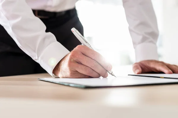 Ejecutivo Negocios Firma Contrato Con Pluma Tinta Con Luz Solar —  Fotos de Stock