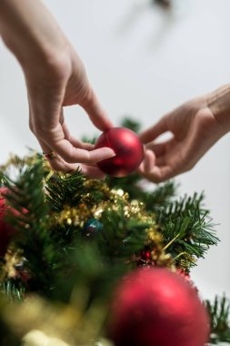 El yerleştirme görünümü aşağıdan kırmızı tatil önemsiz şey Noel ağacı üzerinde.