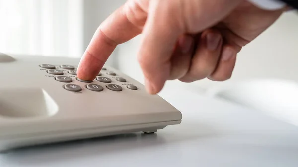 Niedrigwinkel Nahaufnahme Einer Männlichen Hand Die Eine Telefonnummer Weißen Festnetztelefon — Stockfoto