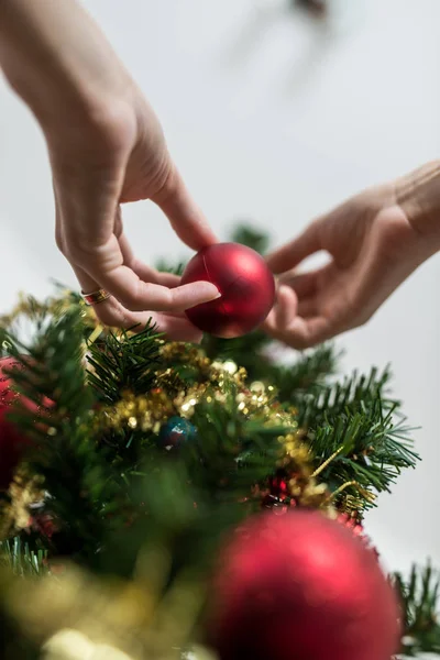 Vista Baixo Mão Feminina Colocando Bugiganga Feriado Vermelho Árvore Natal — Fotografia de Stock