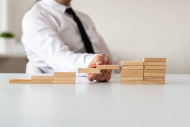 İş lideri olarak iki adımları destekler kavramsal bir görüntüde gelecek için planlar ahşap mandal yaptı.