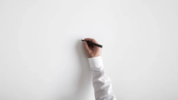Αρσενική Χέρι Γράφοντας Λευκό Φόντο Μαύρο Μαρκαδόρο Άφθονο Χώρο Αντίγραφο — Φωτογραφία Αρχείου