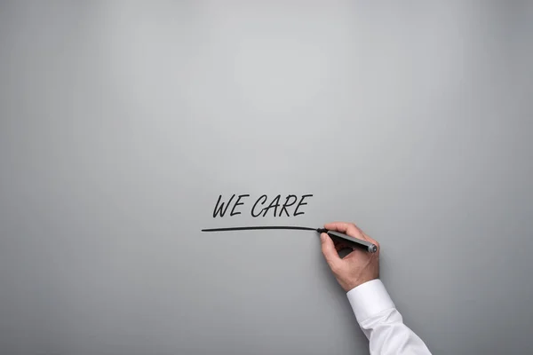 Männliche Hand Unterstreicht Ein Care Schild Mit Schwarzem Marker Auf — Stockfoto