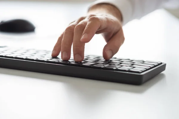 Nahaufnahme Eines Männlichen Studenten Mit Schwarzer Computertastatur — Stockfoto