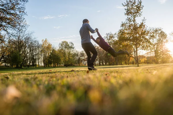 Joven Padre Disfrutando Del Tiempo Con Hijo Pequeño Parque Otoño —  Fotos de Stock