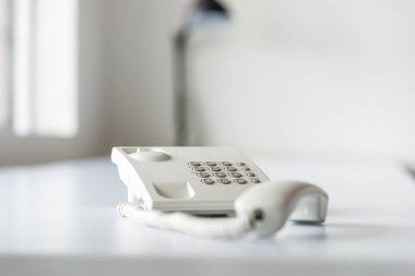 Beyaz Sabit hat telefon hattından beyaz ofis masasında cep telefonu ile.