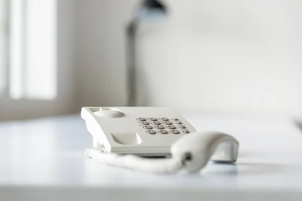 Weißes Festnetztelefon Mit Freisprecheinrichtung Auf Weißem Bürotisch — Stockfoto