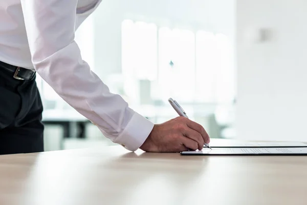 Unerkennbarer Geschäftsmann Lehnt Sich Hölzernen Schreibtisch Einen Vertrag Unterzeichnen — Stockfoto