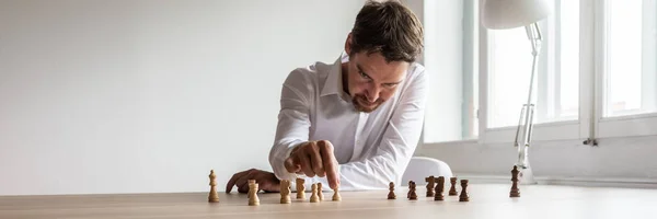 Joven Hombre Negocios Sentado Oficina Estrategia Planificación Escritorio Para Empresa — Foto de Stock