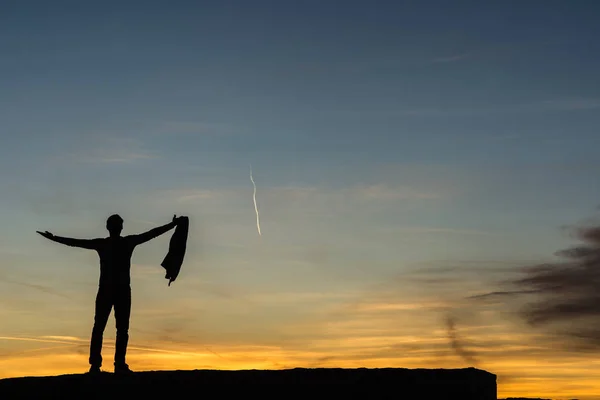 Hombre Negocios Exitoso Celebrando Vida Pie Borde Una Vieja Pared — Foto de Stock