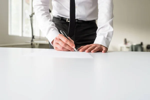 Vista Frontal Empresário Que Está Atrás Sua Mesa Escritório Assinando — Fotografia de Stock