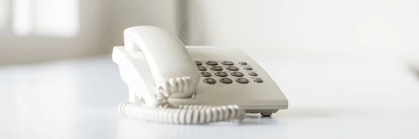 Širokoúhlý Obraz Bílé Pevné Telefonní Linky Bílý Kancelářský Stůl — Stock fotografie