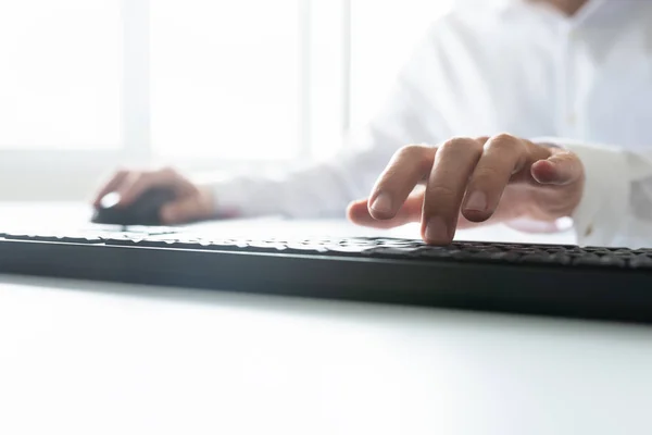 Visão Baixo Ângulo Programador Negócios Que Trabalha Escritório Usando Teclado — Fotografia de Stock