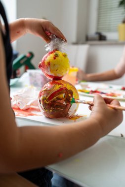 Yürümeye başlayan çocuk eğlenmek tatil dekorasyon yaptığı bir kardan adam boyama yapma.