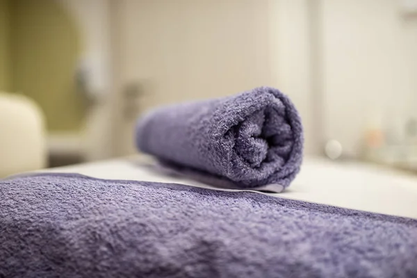 Rolled Purple Towel Massage Table Ready New Customer — Stock Photo, Image