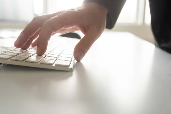 Beyaz Bilgisayar Klavye Parlak Bir Ofiste Yazarak Takım Elbiseli Erkek — Stok fotoğraf