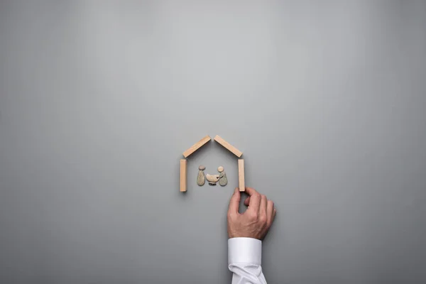Männliche Handarbeit Haus Aus Holzpflöcken Eine Familie Von Mama Papa — Stockfoto