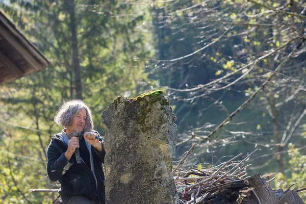 Sénior Artista Bohemio Tallado Gran Pieza Piedra Exterior — Foto de Stock