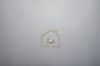 Aile of Anne, baba ve çakıl bir kağıt yapılmış bir bebek arabası bebek evi, metniniz için kopya alanı bol olan gri arka plan üzerinde kesmek.