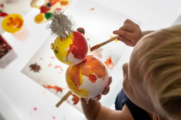 Vista Aerea Del Bambino Che Decorazione Vacanze Colorando Pupazzo Neve — Foto Stock