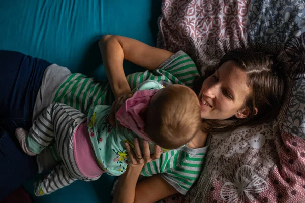 Ovanifrån Glada Leende Ung Mamma Liggande Sängen Med Blå Linne — Stockfoto