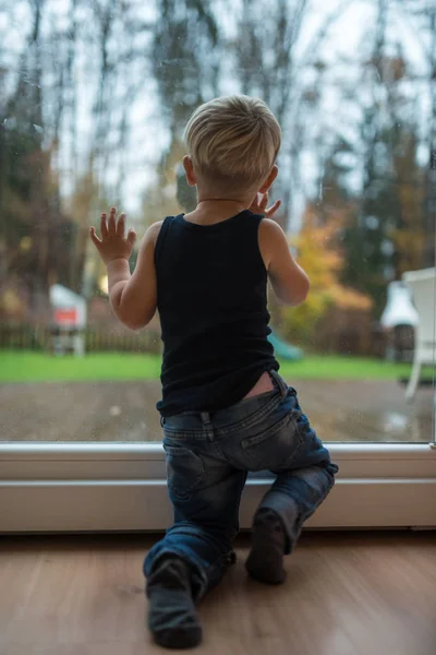 Peuter Jongen Permanent Naast Een Venster Kijkt Uit Naar Het — Stockfoto