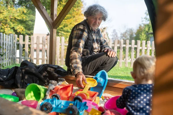Kakek Bermain Dengan Cucunya Taman Bermain Pasir Penuh Dengan Mainan — Stok Foto
