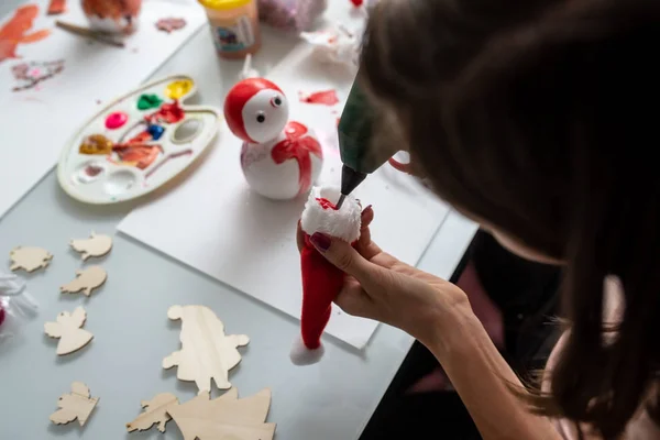 Top View Woman Making Christmas Holiday Decorations Using Hot Glue — Stock Photo, Image