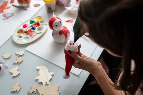 Vista Superior Uma Mulher Que Faz Decorações Natal Usando Pistola — Fotografia de Stock