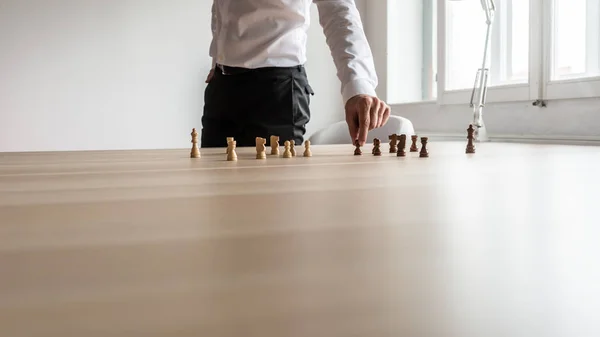 ビジネス リーダー木製事務机に白と黒のチェスの駒を配置することによって彼の会社の戦略を計画します コピー スペース — ストック写真