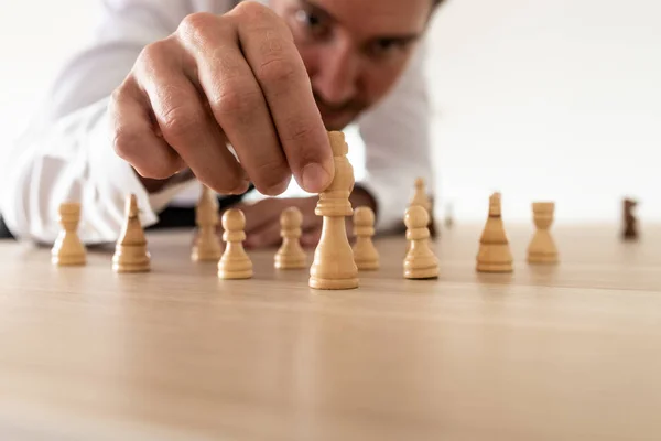 Företagsledare Som Arrangerar Schackpjäser Med Kungen Ledande Position Konceptuell Bild — Stockfoto