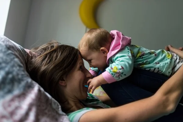 Glad Ung Mamma Leker Med Hennes Baby Dotter Liggande Sängen — Stockfoto