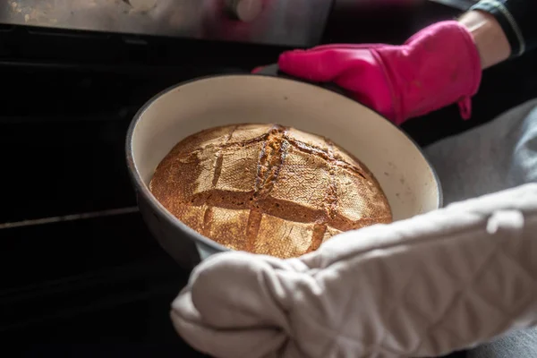 Closeup Ενός Ανθρώπου Λαμβάνοντας Ένα Φρεσκοψημένο Σπιτικό Ψωμί Στη Γάστρα — Φωτογραφία Αρχείου
