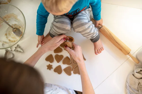 Vista Dall Alto Una Madre Che Biscotti Forma Cuore Con — Foto Stock