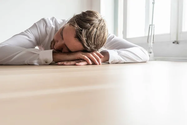 Homem Negócios Cansado Descansando Cabeça Suas Mãos Sentado Mesa Escritório — Fotografia de Stock