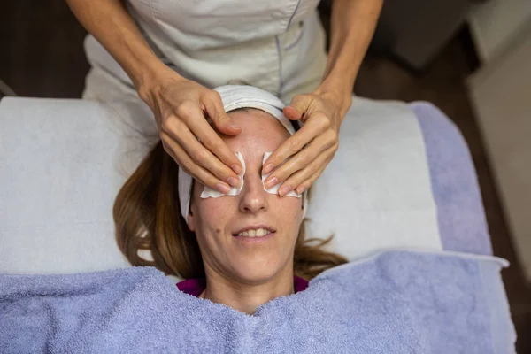 Von Oben Junge Frau Erhält Gesichtsbehandlung Und Feuchtigkeitsspendende Augenpflege Durch — Stockfoto