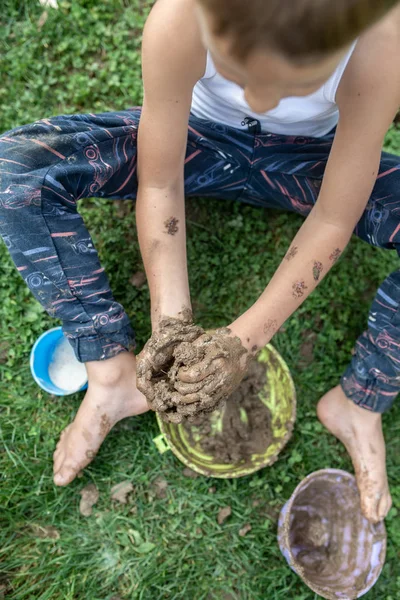 Vista Dall Alto Del Bambino Seduto Piedi Nudi Sull Erba — Foto Stock