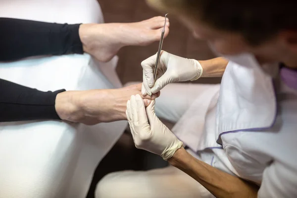 Vista Desde Arriba Pedicura Profesional Que Quita Cutícula Con Herramienta — Foto de Stock