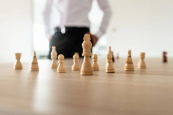 Peças Xadrez Com Rei Posição Liderança Colocado Mesa Escritório Com — Fotografia de Stock