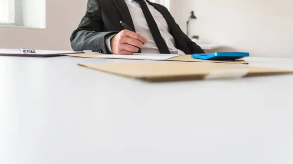 Vista Basso Angolo Del Consulente Aziendale Del Revisore Seduto Alla — Foto Stock