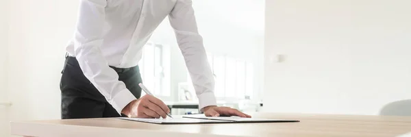 Imagem Ampla Empresário Sua Mesa Escritório Inclinado Para Frente Como — Fotografia de Stock