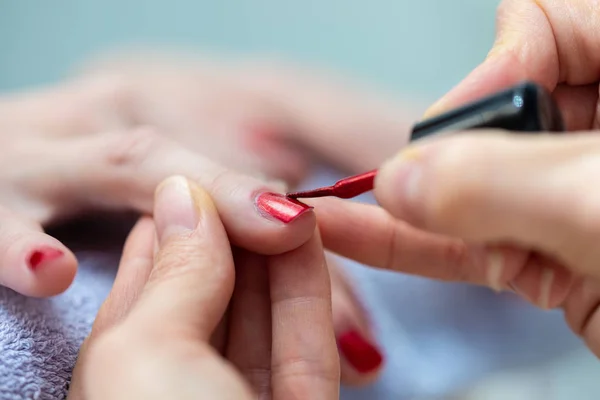 Close Van Professionele Manicure Toepassing Van Glanzende Roze Nagellak Perfect — Stockfoto